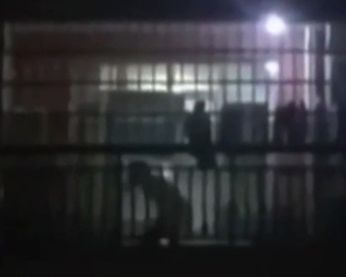 4歲男童沒按要求做家務,遭繼父多次毆打, 驚動鄰居報警。(網圖)