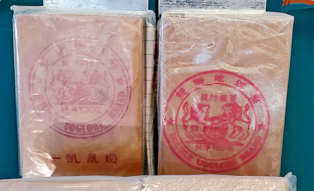 海關人員檢獲「雙獅地球牌」海洛英磚，拘捕3名初中學生。 