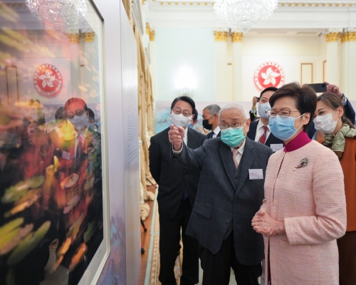 林鄭月娥與靜觀樓主人黃貴權等人欣賞藏品。政府新聞處圖片