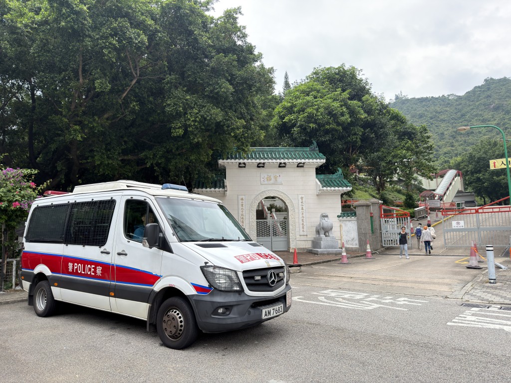 沙田寶福山發生盜竊骨灰勒索事件後，警方加強在附近巡邏。 梁國峰攝
