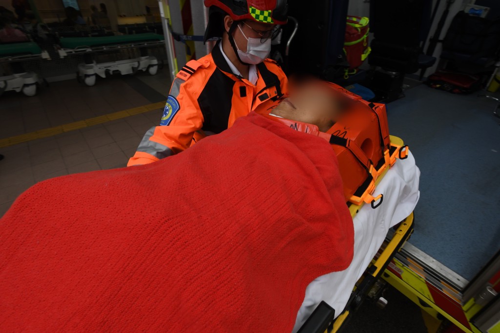 受傷警員清醒送院治理。 受傷警員清醒送院治理。