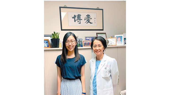 林芷彤（左）認為醫科與研究關係密切，正與中大臨牀試驗中心（腫瘤科）學系教授馬碧 如（右）研究如何及早監察癌症病情變化。