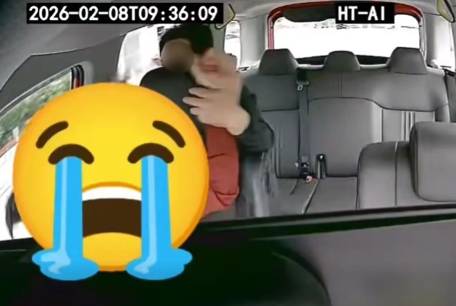 醉客按著司機手不放。fb車cam L（香港群組）影片截圖