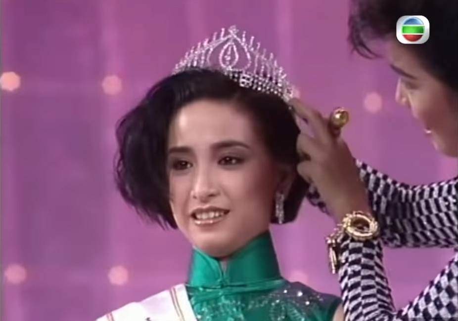 1986年憑18歲之齡參選港姐的吳婉芳，奪得亞軍、最上鏡小姐及才華小姐，成為三料港姐。