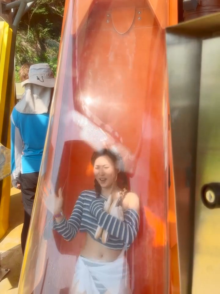 鍾柔美下滑時突然舉起一隻手。
