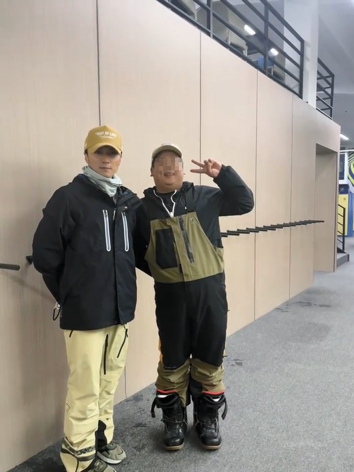 最近有內地網民在北京一個滑雪場巧遇謝霆鋒，卻叫他做叔叔，引來其他網民圍剿。
