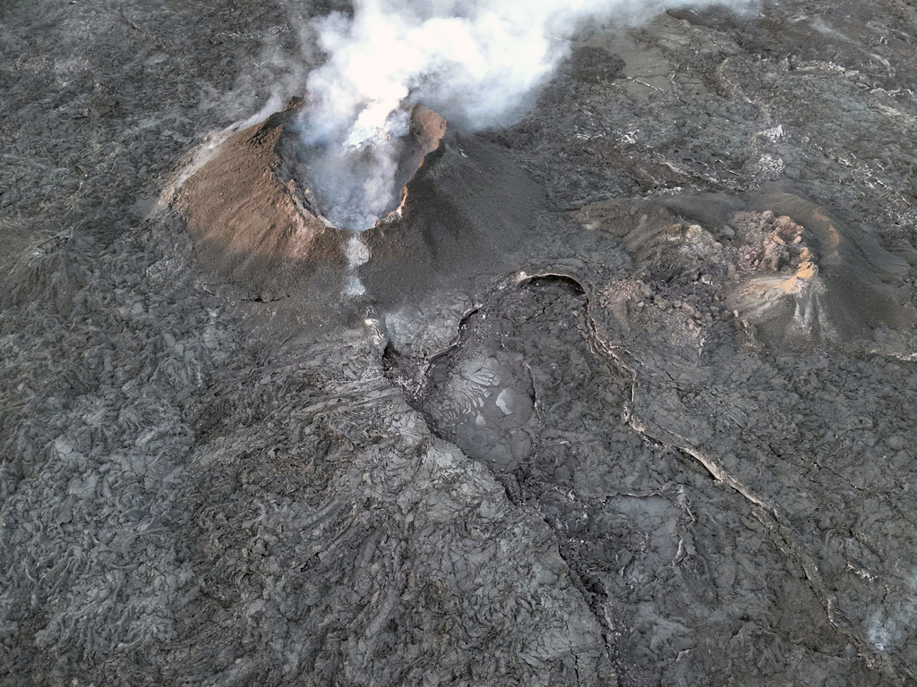 冰島西南部火山再次爆發。美聯社
