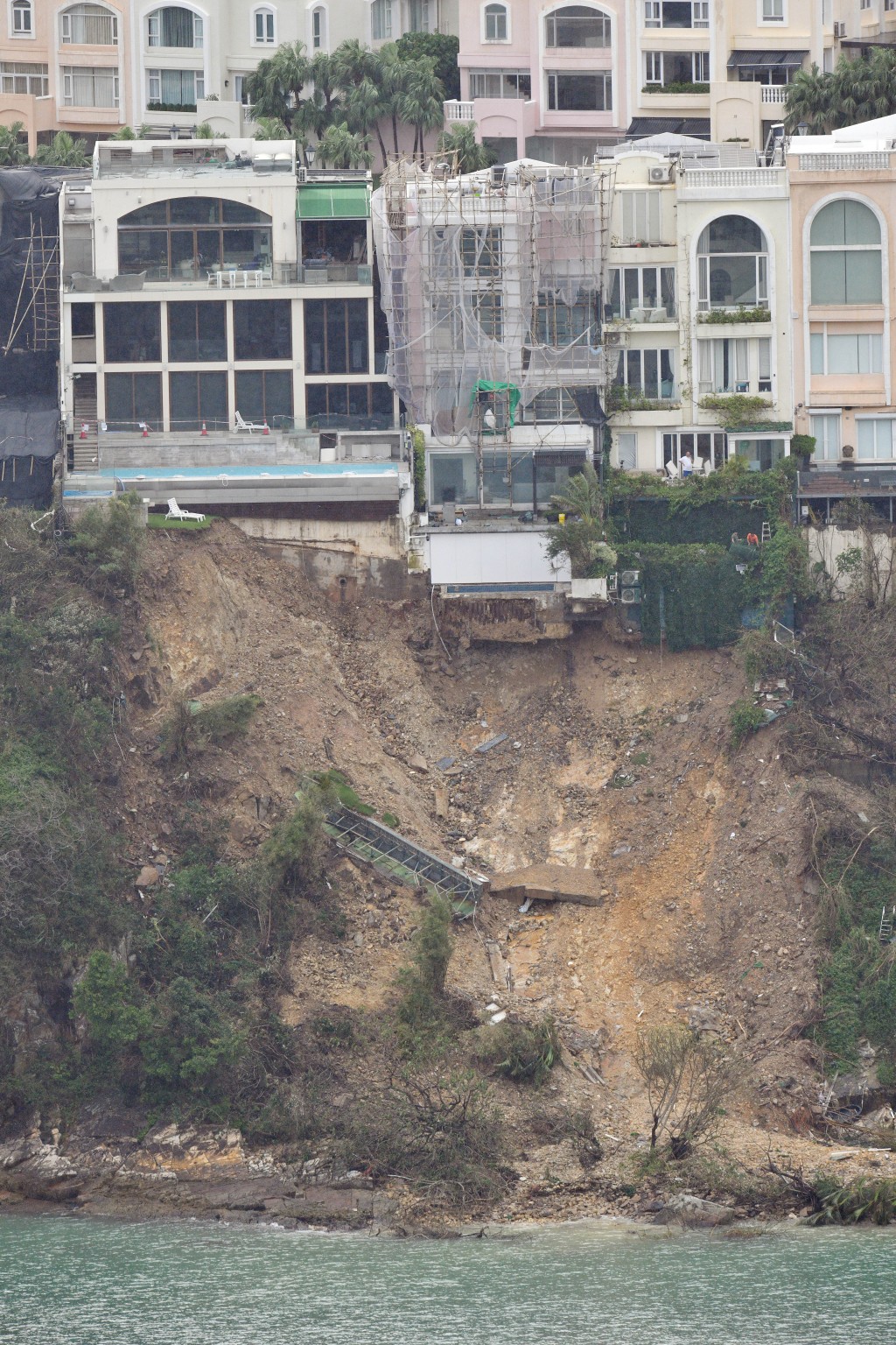 红山半岛在9月世纪暴雨中发生山泥倾泻，令多间独立屋疑涉僭建及占用官地问题曝光。资料图片