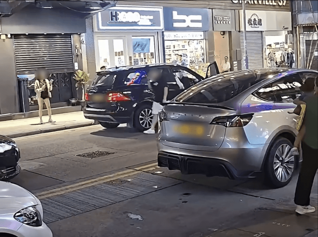 黑衫男懷疑襲擊車上人士後離去。FB:車Cam L(香港群組) 黑衫男懷疑襲擊車上人士後離去。FB:車Cam L(香港群組)