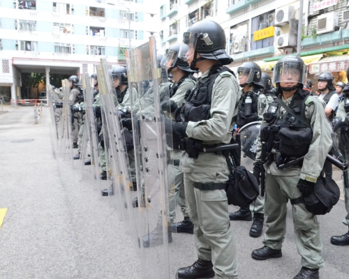 警方入瀝源邨警告在場人士離開否則用武力