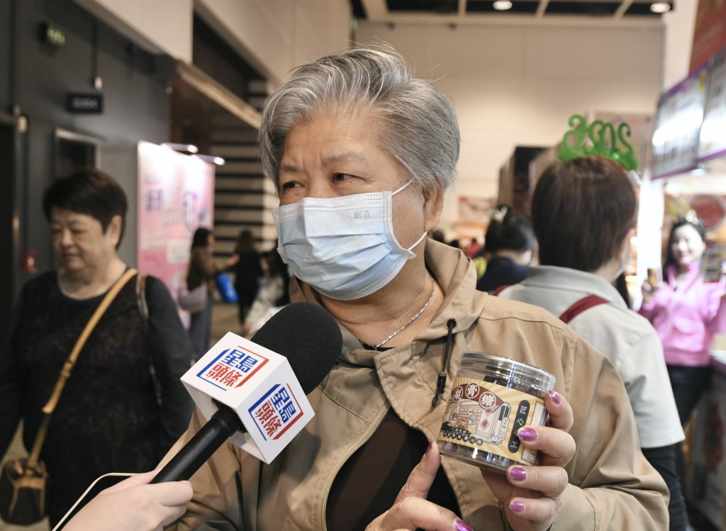 陳女士到展覽購買一款止咳產品，笑言今年「講價更容易」。