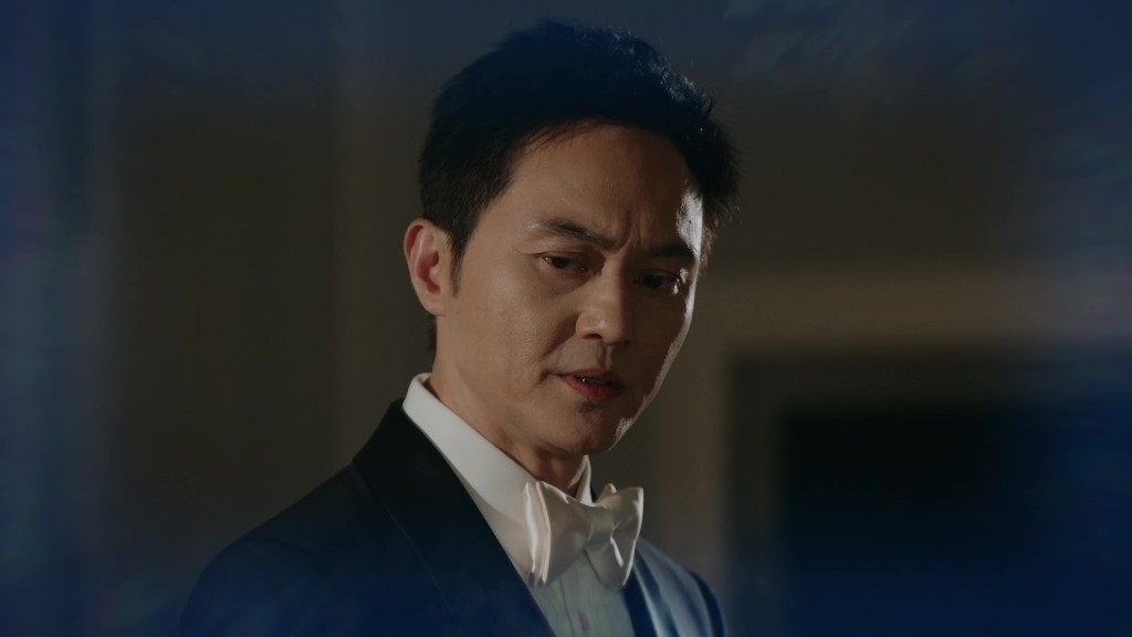官孝賢（張智霖飾）試圖叫醒她免被誤導。