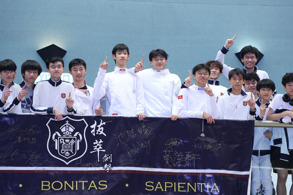 男重冠军功臣走入啦啦队一同喊叫胜利口号。徐嘉华摄