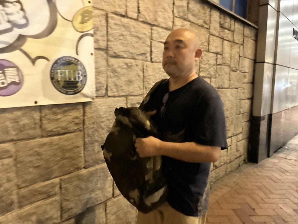 庞一鸣今日(25日)晚上离开旺角警署。 庞一鸣今日(25日)晚上离开旺角警署。