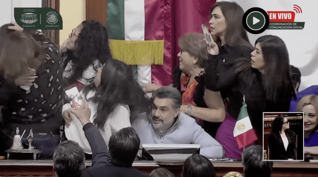 根據現場流傳的影片顯示,衝突起初由口角引發,當莫雷諾黨成員要求反對黨議員離開講台時,矛盾迅速升級為肢體接觸。墨西哥國會直播/紐約郵報 根據現場流傳的影片顯示,衝突起初由口角引發,當莫雷諾黨成員要求反對黨議員離開講台時,矛盾迅速升級為肢體接觸。墨西哥國會直播/紐約郵報