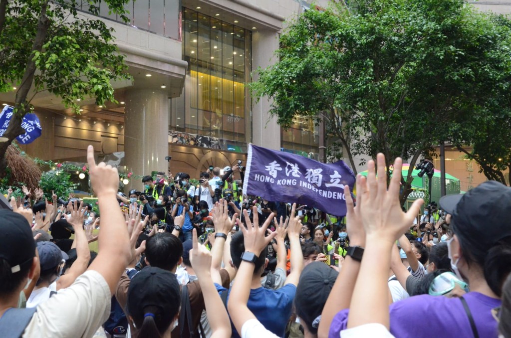 示威者揮動香港獨立旗幟。