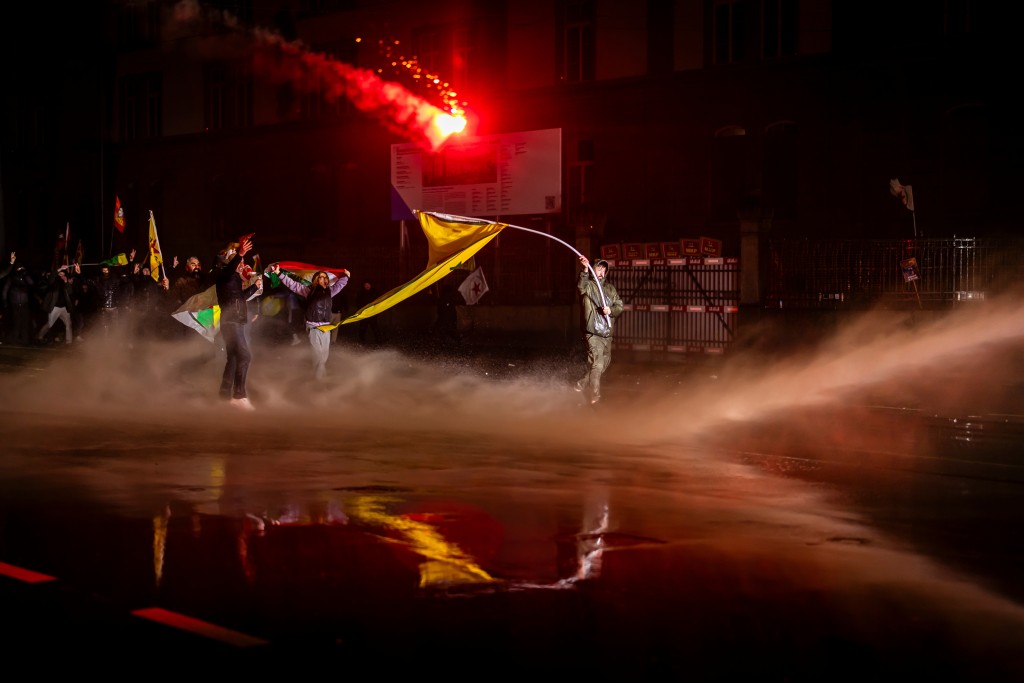 瑞士防暴警察向示威者发射水炮。美联社