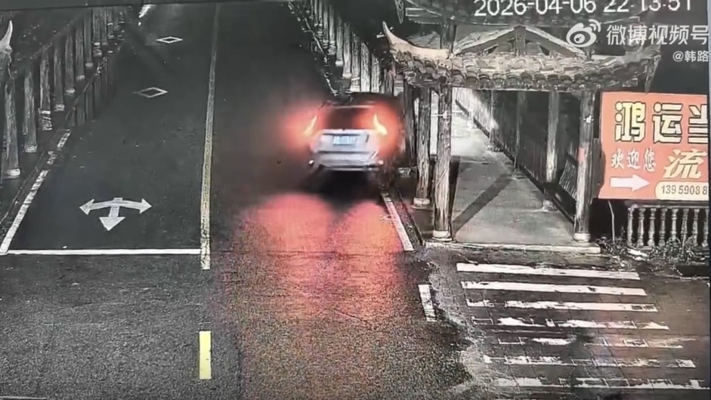 私家车没有走上车道，而是继续右转。