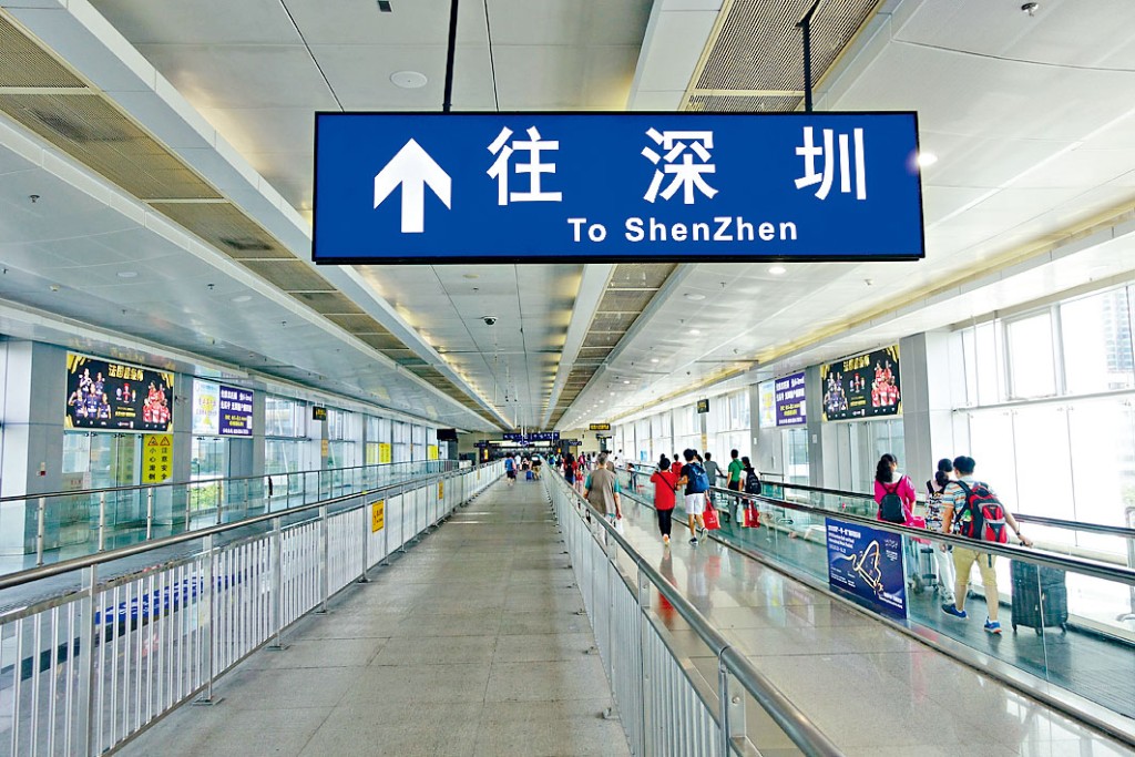 ■經深圳灣往內地的市民大增，前日出境人數逾二千四百多人。