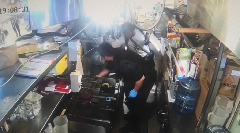 疑犯於Donki小食檔偷刀一刻。