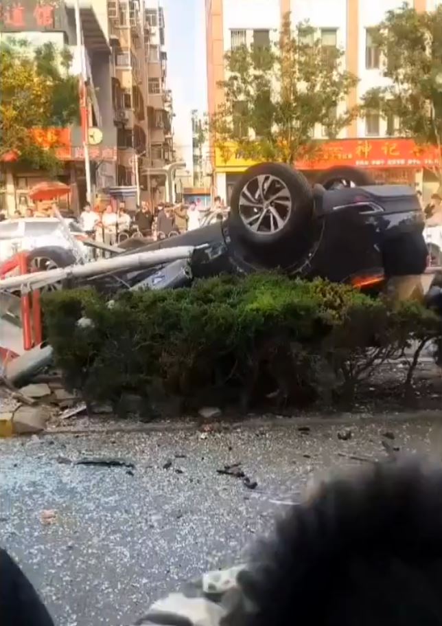 肇事汽車撞倒燈柱後，車身反轉才停低，司機及一名男乘客未有受傷。X@YesterdayBigcat
