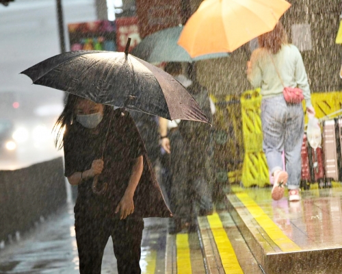 梁榮武舉例，有時幾十公里外的暴雨來勢洶洶，但臨近香港時又迅速減弱。資料圖片