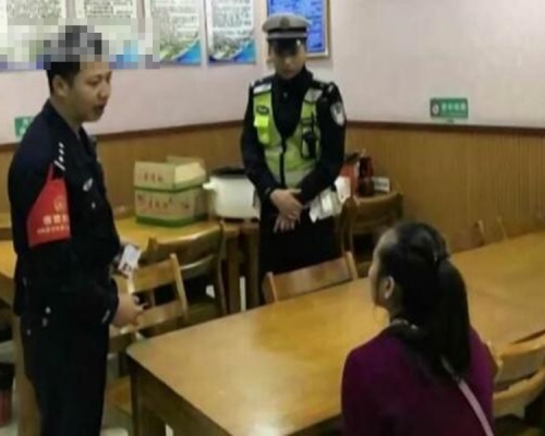 四川成都一名女子遭男網友強行拐帶至陝西，當車駛到高速公路服務區時，女子假裝如廁，躲到女廁內報警。網圖