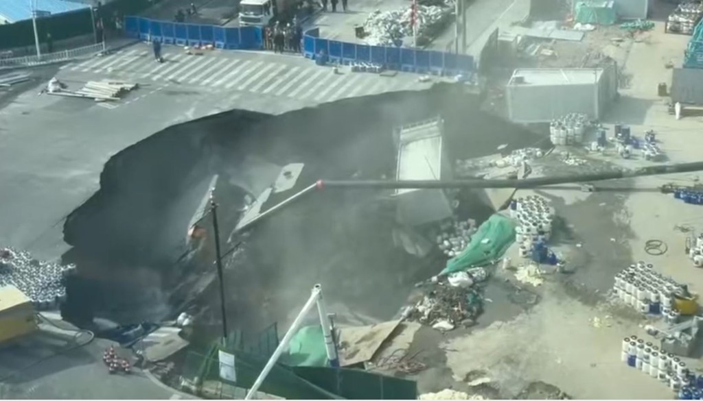 上海有地鐵地盤發生大面積路陷。抖音