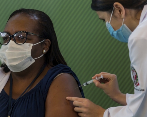 巴西聖保羅州一名護士成為首位中國科興疫苗接種者。AP圖