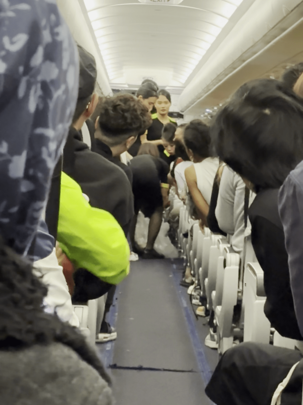 空姐在機艙急忙處置過熱充電池。小紅書：JaneZmmm