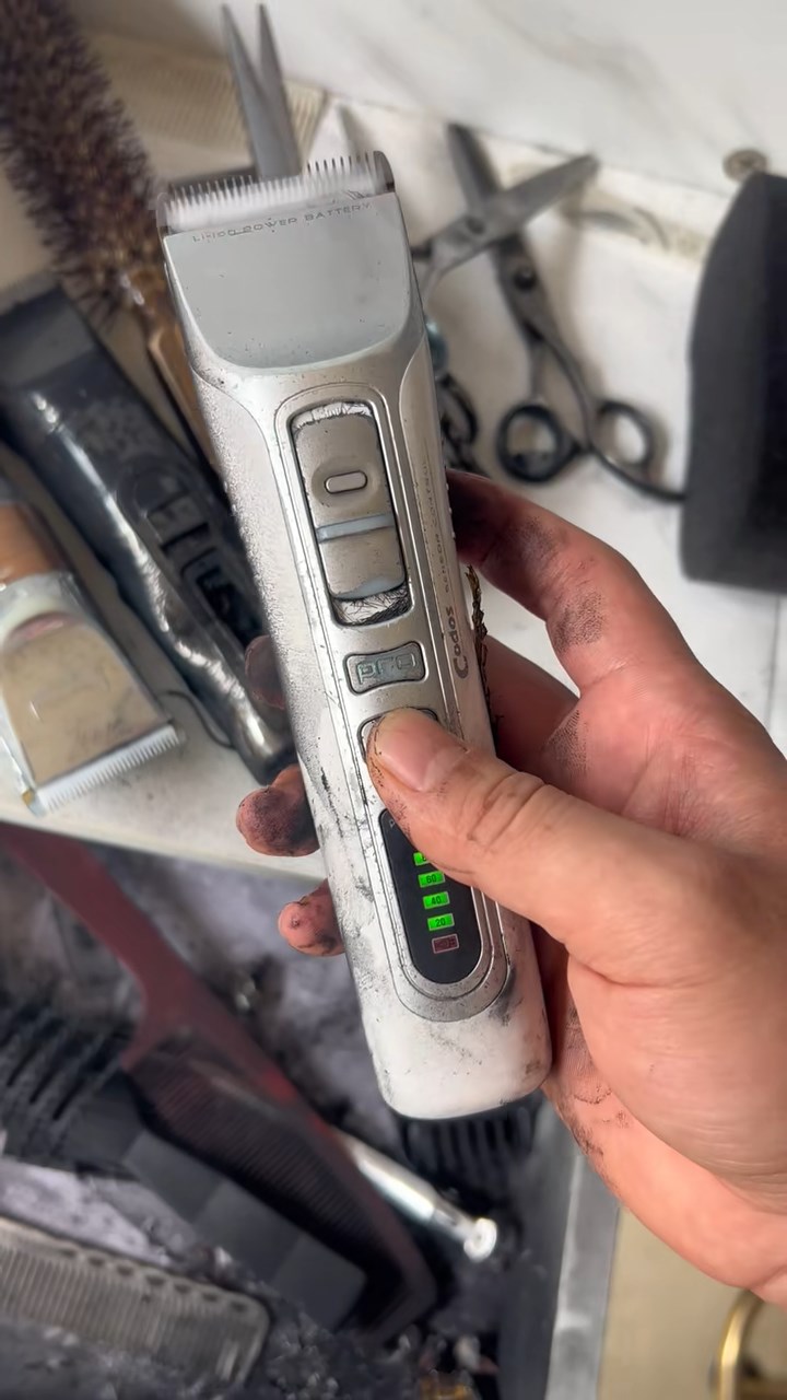 閉路電視拍下剪髮器爆炸的情況。抖音@托尼大叔 閉路電視拍下剪髮器爆炸的情況。抖音@托尼大叔