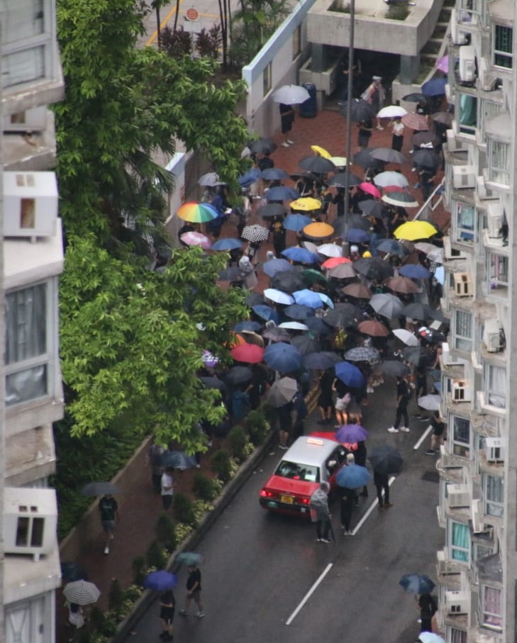 遊行人士沿永順街進入海濱花園佔據行車路.讀者提供