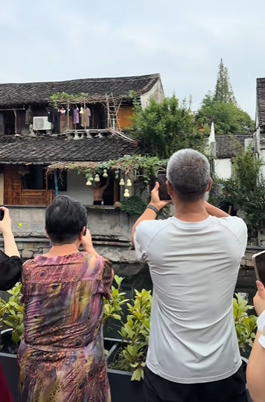 浙江紹興近日出現「現實版葫蘆娃與爺爺」，引來網民打卡潮。