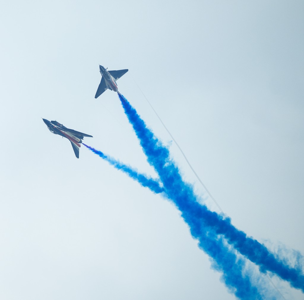 11月11日，空軍八一飛行表演隊和空軍航空大學「紅鷹」飛行表演隊展翅珠海，以獨特的方式慶祝中國人民解放軍空軍成立75周年。 新華社