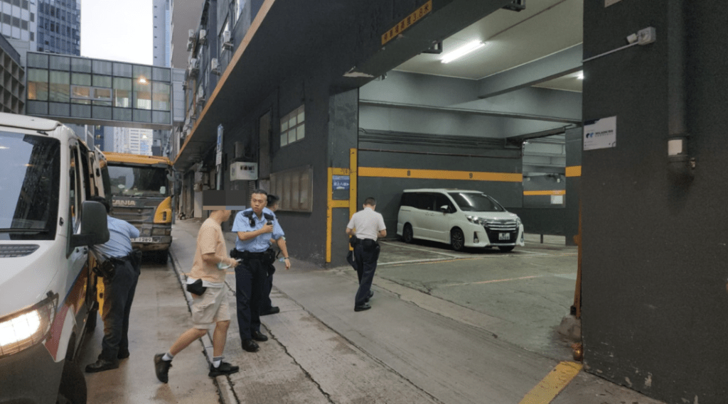 男子隨警員到工廈單位。