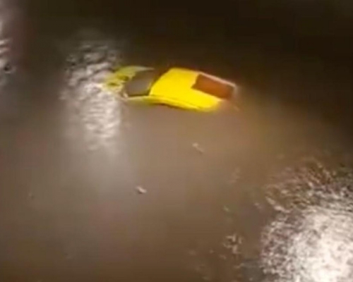 暴雨下重慶車輛被淹僅露車頂。
