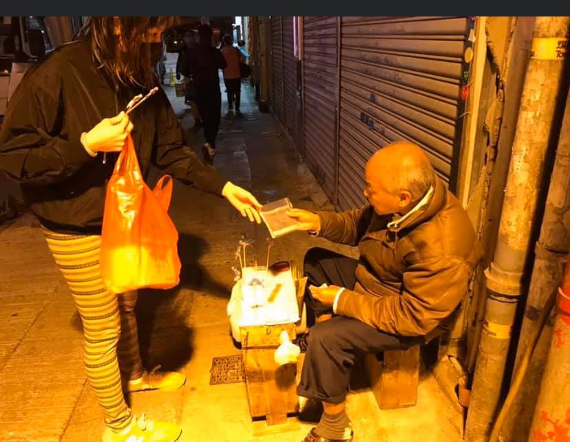 多名街坊经常见到刘伯在街头摆档卖面粉公仔。网上图片