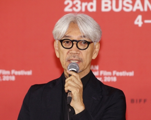 坂本龍一。