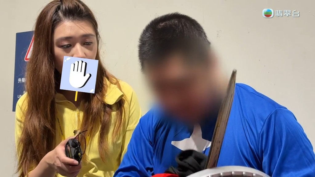 在主持人的多番勸導下，男子終於願意放下盾牌並當場自揭面罩。
