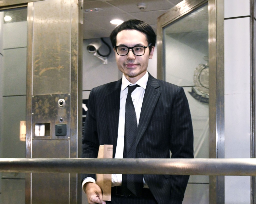 范德偉到達北角警署，其間他向傳媒揮手，未有回答是否擔任林作的代表律師。何君健攝