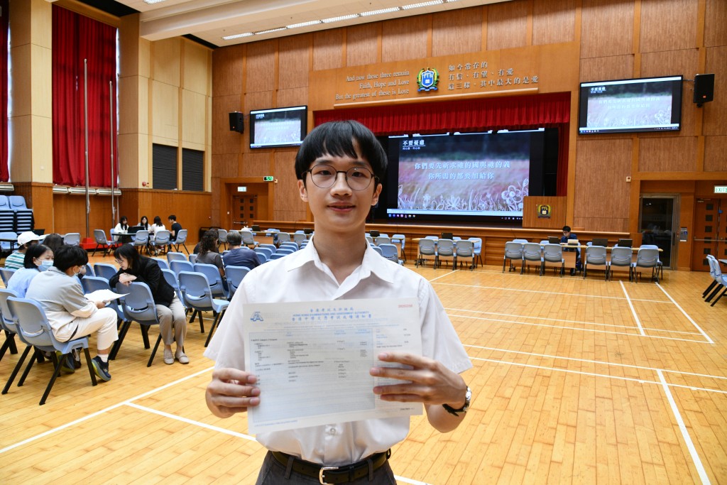 沙田崇真中學狀元鄭一力。 沙田崇真中學狀元鄭一力。