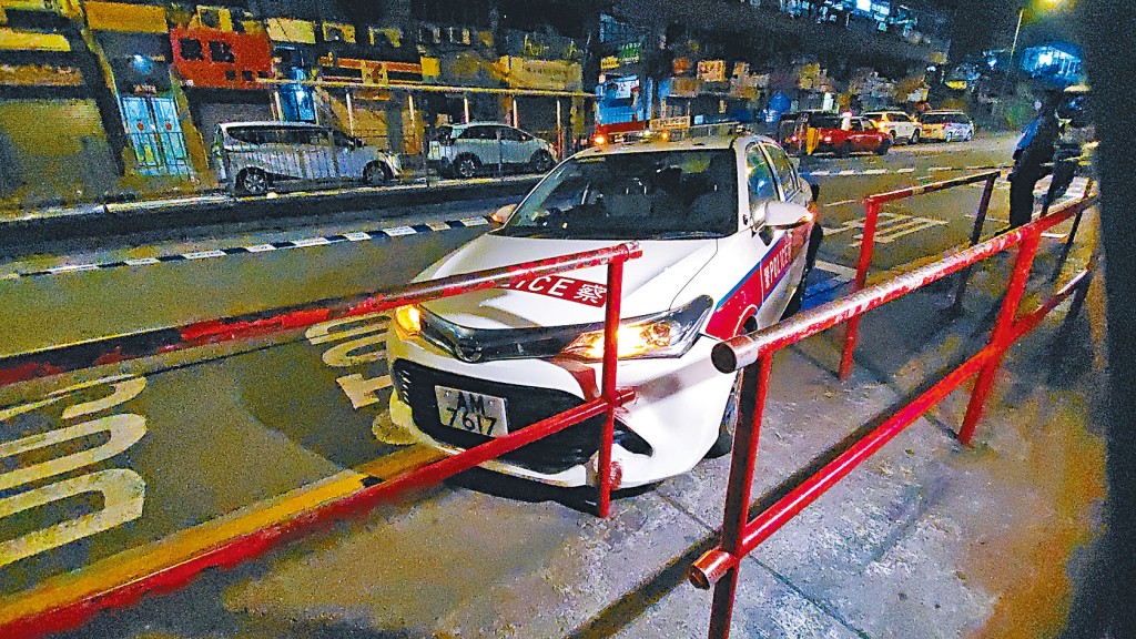 被撞警車失控撞向鐵欄車身損毀。