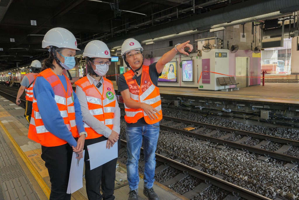 港铁职员向同学们介绍列车运作。港铁提供