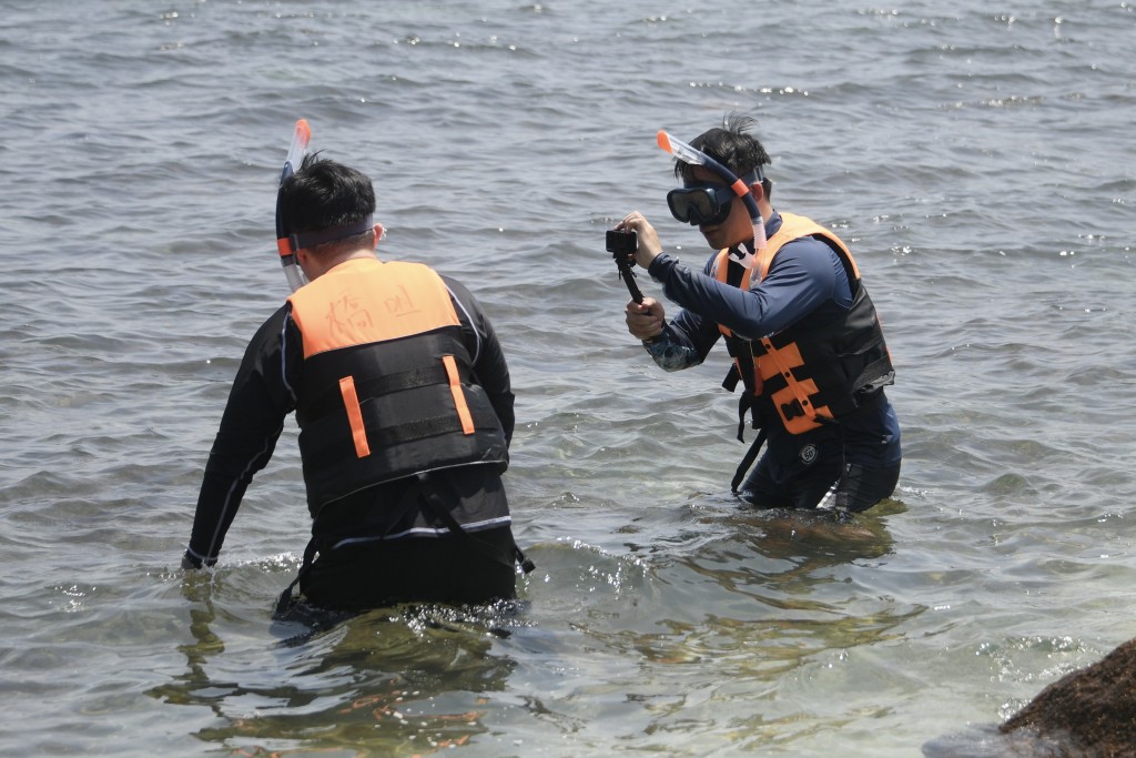 有遊客到橋咀島浮潛。陳浩元攝 有遊客到橋咀島浮潛。陳浩元攝