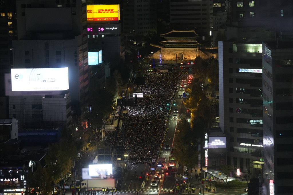 周五南韩全国多个城巿晚上都举行烛光集会。AP