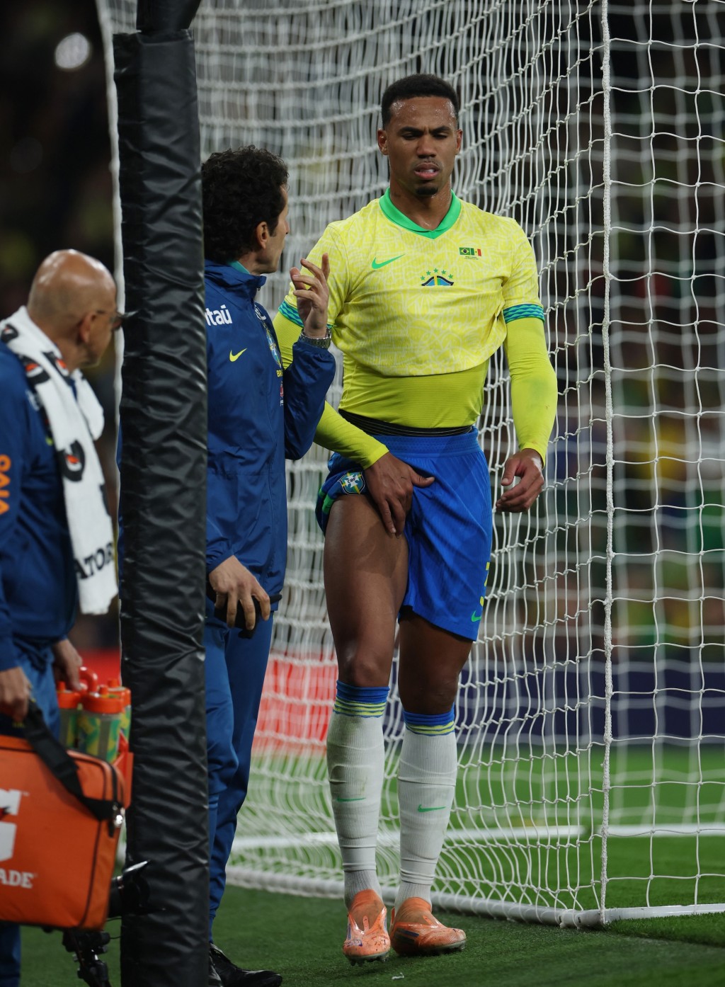 加比爾於64分鐘因傷退下火線。路透社