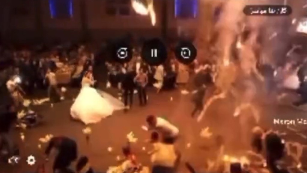 網上流傳的疑是事故現場影片，婚禮賓客正慌忙逃生。影片截圖