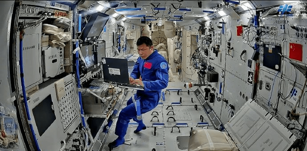神舟二十號太空人乘組完成第一次出艙。 神舟二十號太空人乘組完成第一次出艙。