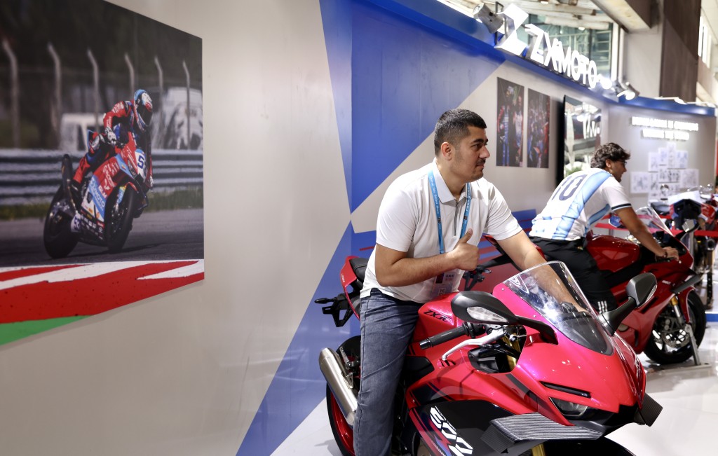 张雪机车首登广交会成为焦点。新华社