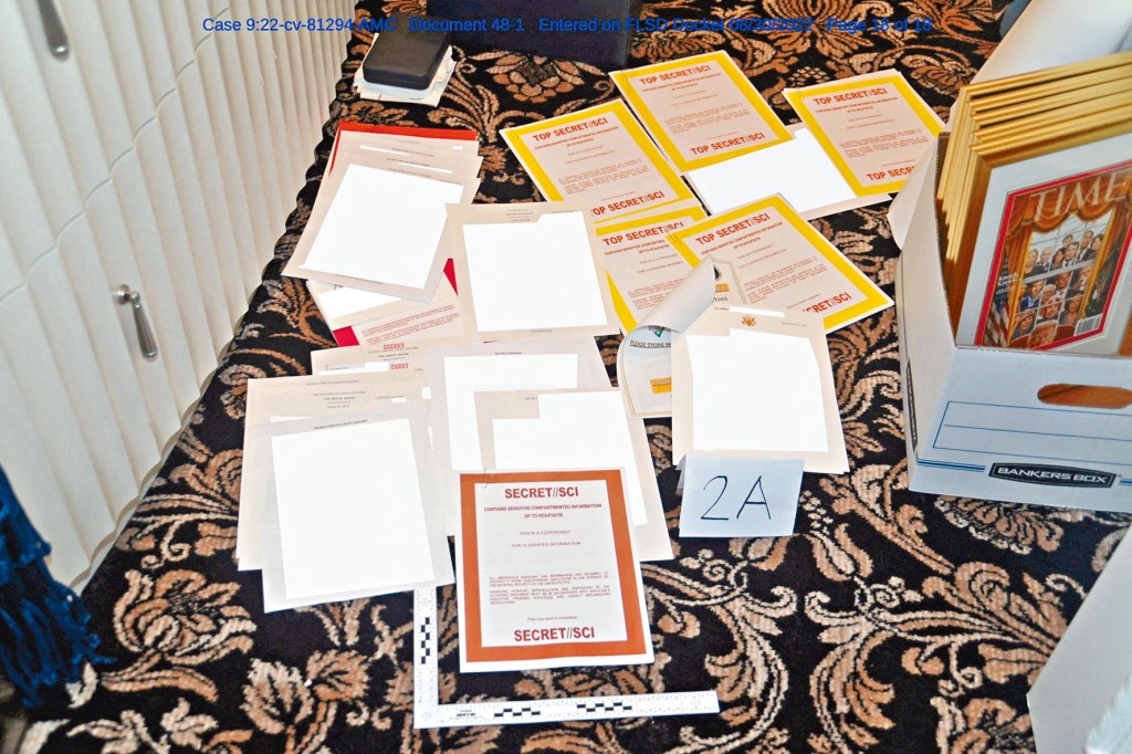 美國司法部提交法庭的一張FBI照片顯示，在特朗普海湖莊園檢獲的文件封面有「絕密」標籤。